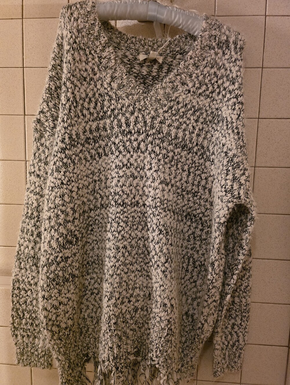 Nwt Umgee Black & White V-Neck Sweater